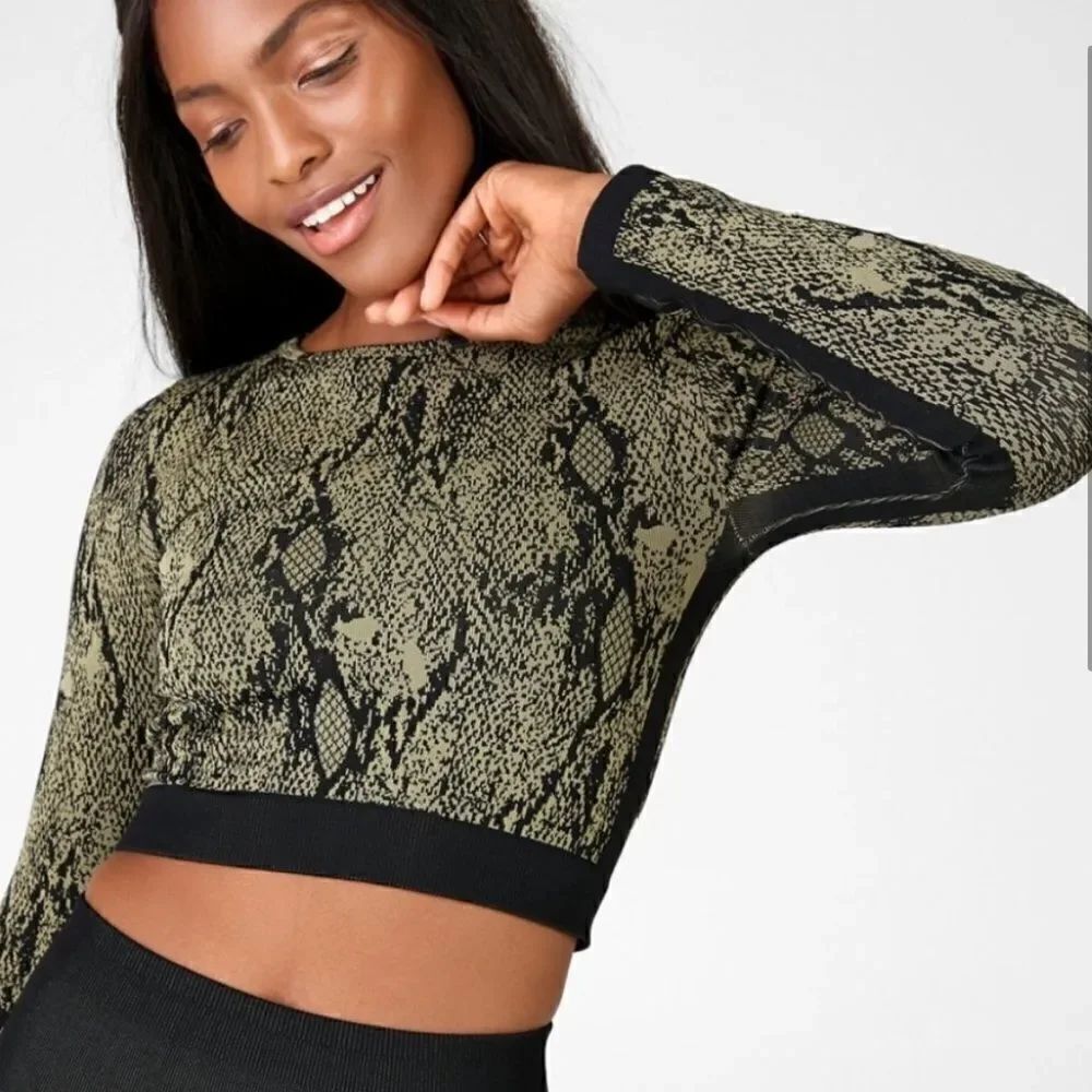 Fabletics Kamila Seamless Long Sleeve Crop Top Snakeskin Green Womens Medium NEW